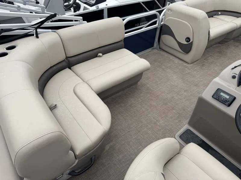 Slide: The Image of Sun Tracker Party Barge® 18 DLX 2022 - 8