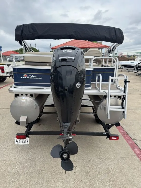 Slide: The Image of Sun Tracker Party Barge® 18 DLX 2022 - 12