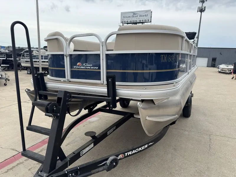 Slide: The Image of Sun Tracker Party Barge® 18 DLX 2022 - 4