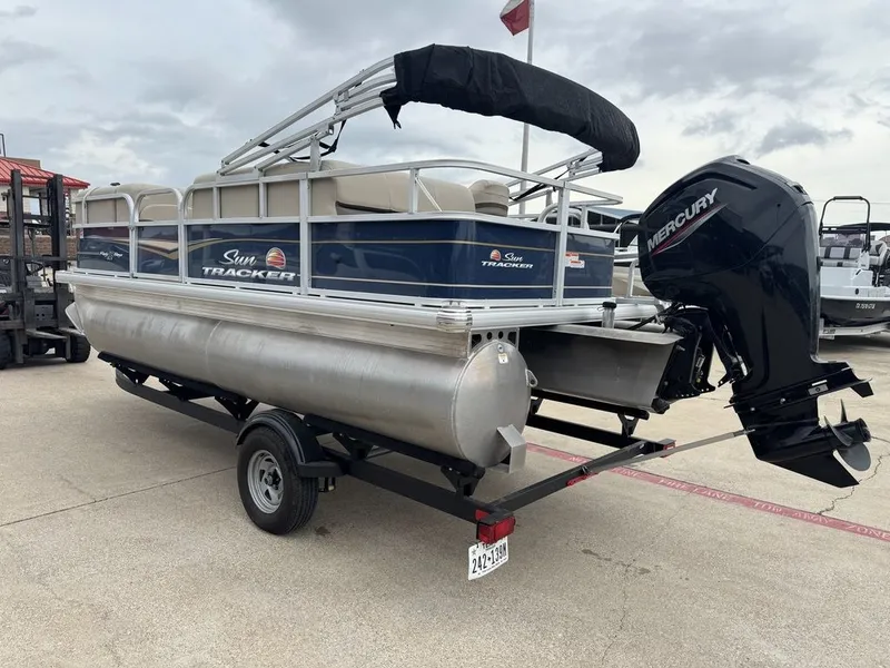 Slide: The Image of Sun Tracker Party Barge® 18 DLX 2022 - 3