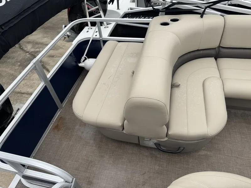 Slide: The Image of Sun Tracker Party Barge® 18 DLX 2022 - 11