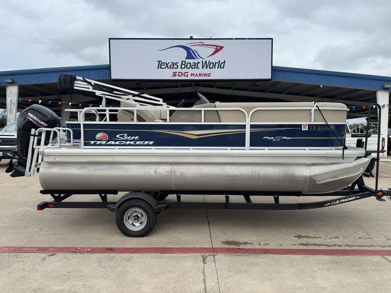 The Image of Sun Tracker Party Barge® 18 DLX 2022 - 0