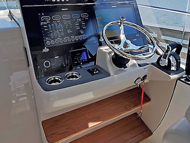Slide: The Image of Boston Whaler 405 Conquest 2026 - 5