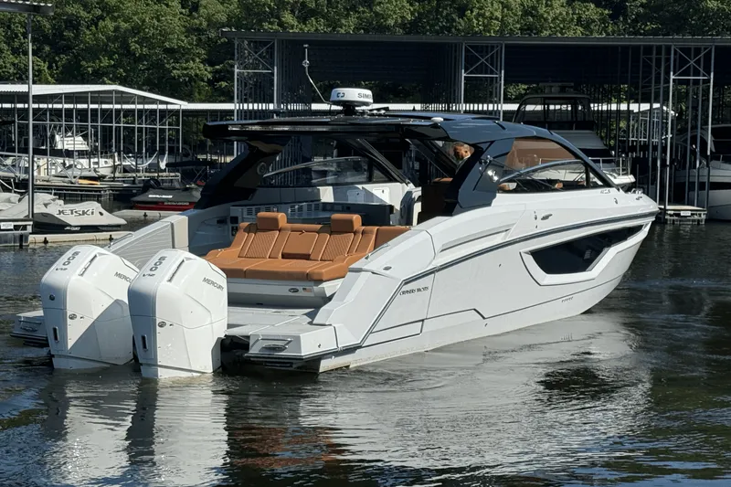 Slide: The Image of Cruisers 42 GLS Outboard 2025 - 18