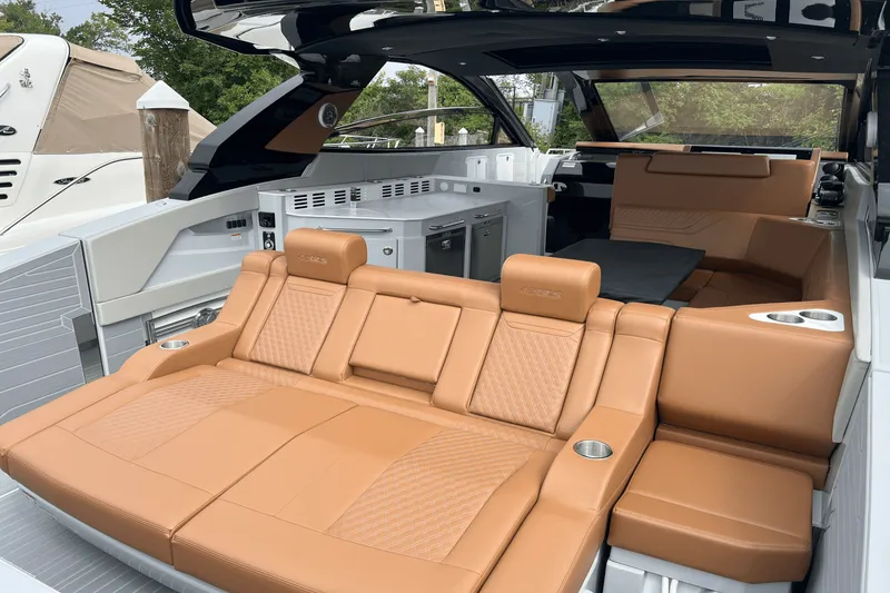 Slide: The Image of Cruisers 42 GLS Outboard 2025 - 22