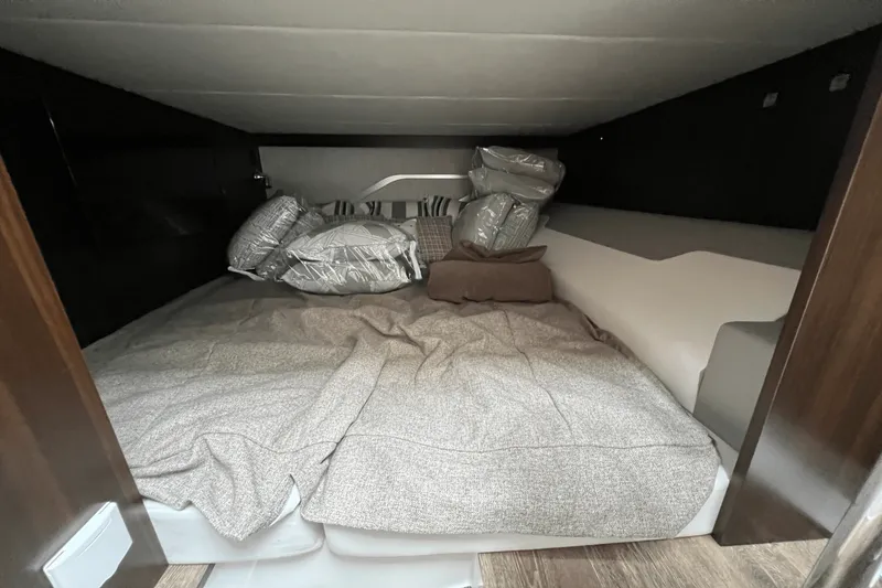 Slide: The Image of Cruisers 42 GLS Outboard 2025 - 44