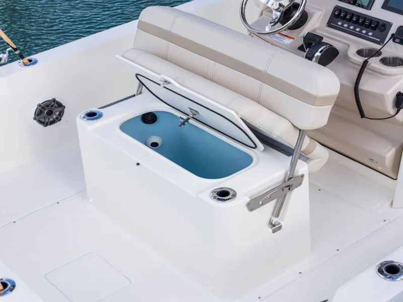 Slide: The Image of Boston Whaler 220 Dauntless 2026 - 4