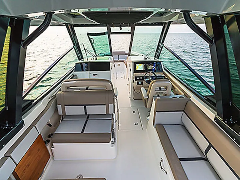 Slide: The Image of Boston Whaler 330 Vantage 2026 - 8