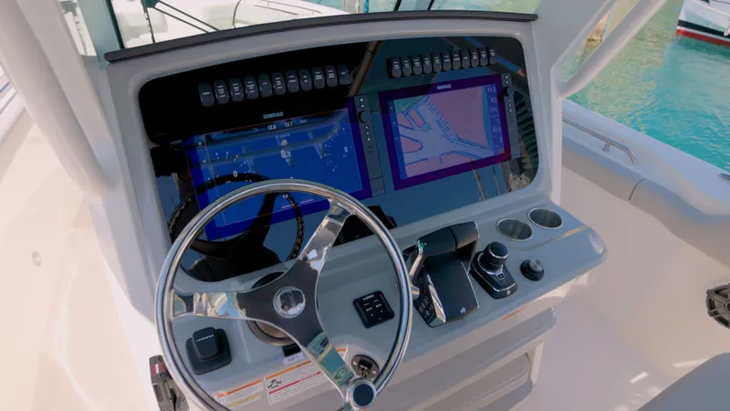 Slide: The Image of Boston Whaler 330 Outrage 2026 - 13