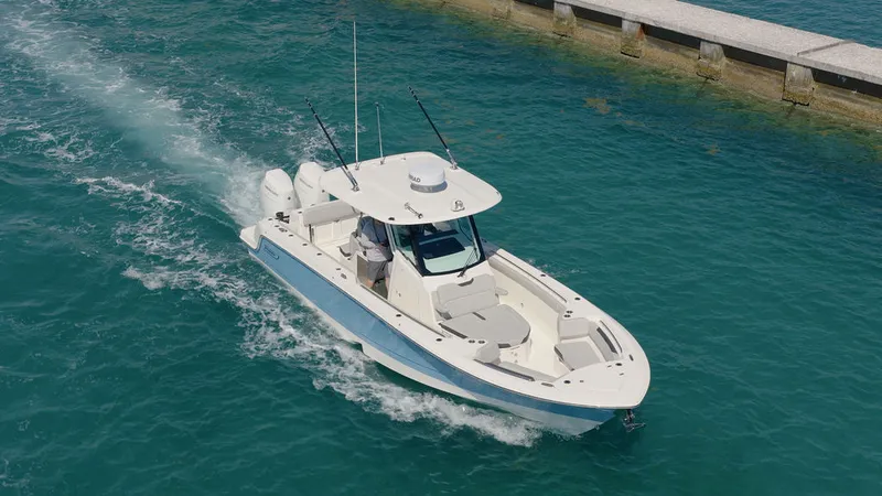 Slide: The Image of Boston Whaler 330 Outrage 2026 - 17