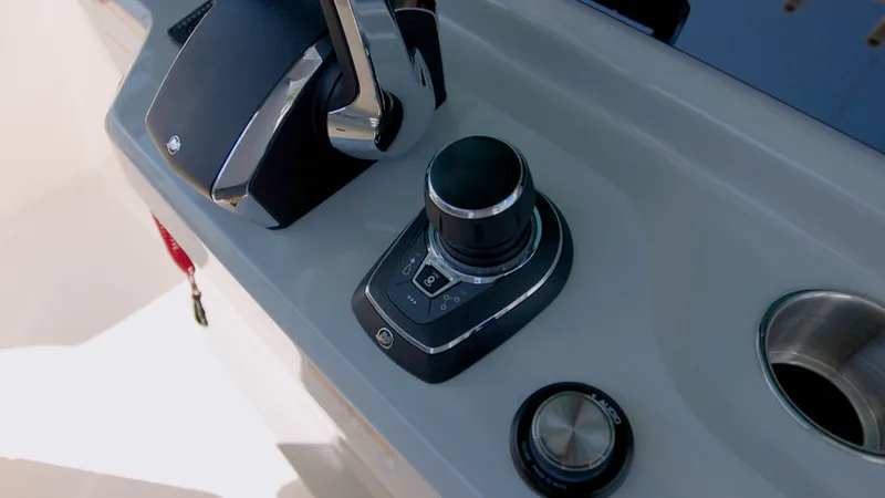 Slide: The Image of Boston Whaler 330 Outrage 2026 - 14