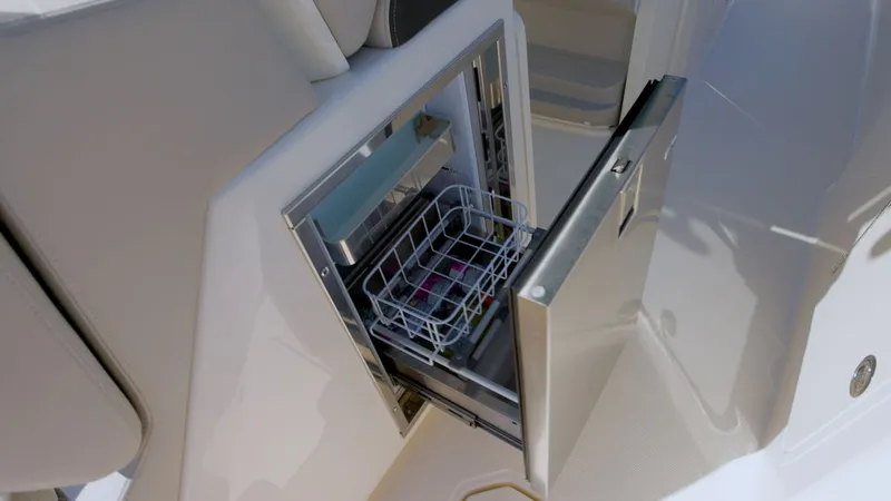 Slide: The Image of Boston Whaler 330 Outrage 2026 - 16
