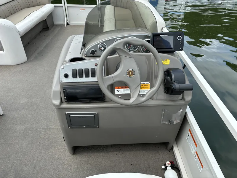 Slide: The Image of Crestliner Crestliner 2281 Sport LX 2004 - 3