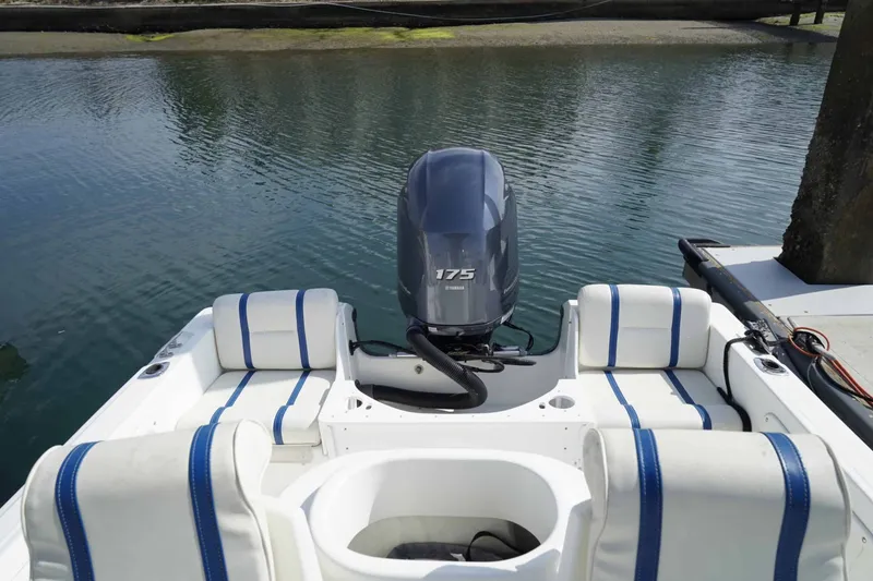 Slide: The Image of Edgewater 185CC 2000 - 8