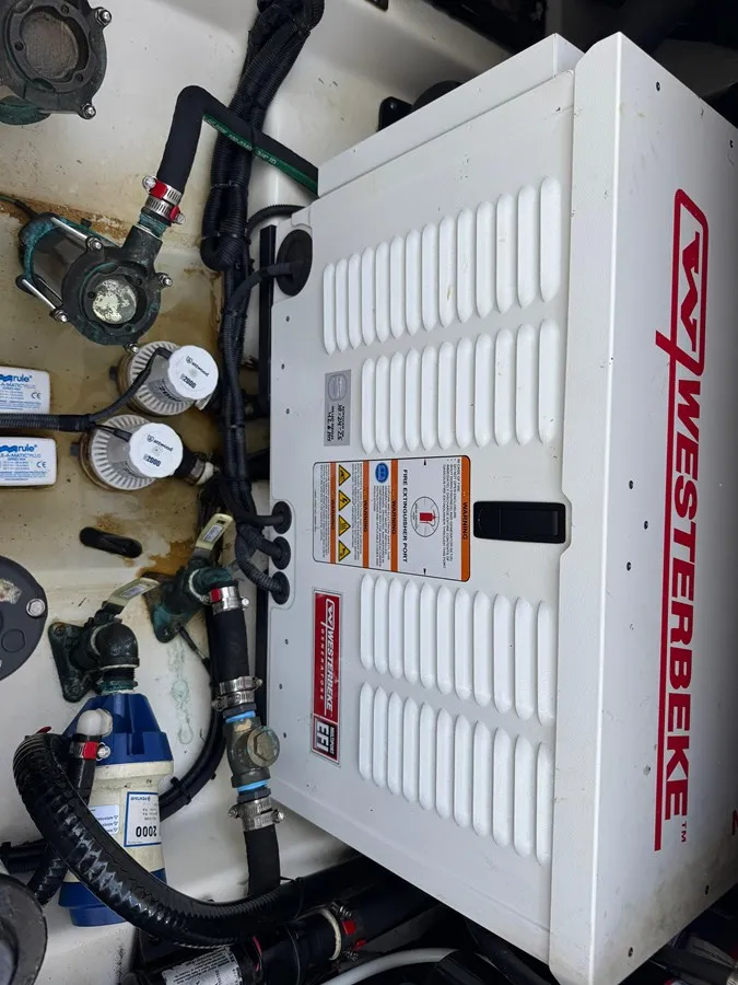 Slide: The Image of Boston Whaler 380 Outrage 2021 - 19