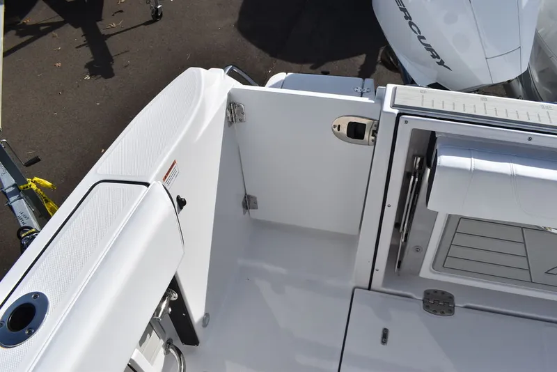 Slide: The Image of Blackfin 252CC 2025 - 28