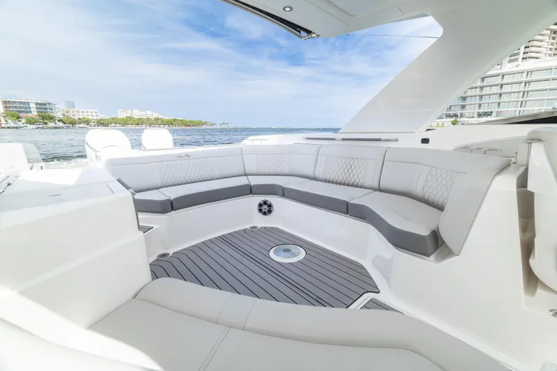 Slide: The Image of Sea Ray SLX 350 Outboard 2023 - 37