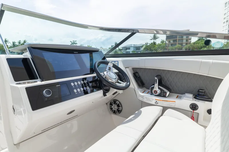 Slide: The Image of Sea Ray SLX 350 Outboard 2023 - 31