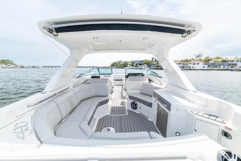 Slide: The Image of Sea Ray SLX 350 Outboard 2023 - 40