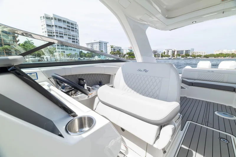 Slide: The Image of Sea Ray SLX 350 Outboard 2023 - 28