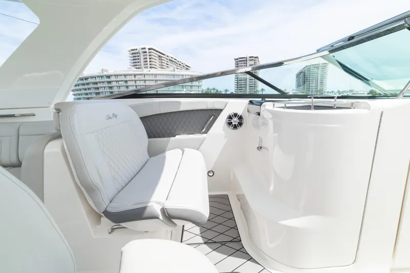 Slide: The Image of Sea Ray SLX 350 Outboard 2023 - 35