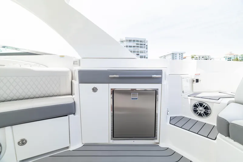 Slide: The Image of Sea Ray SLX 350 Outboard 2023 - 42