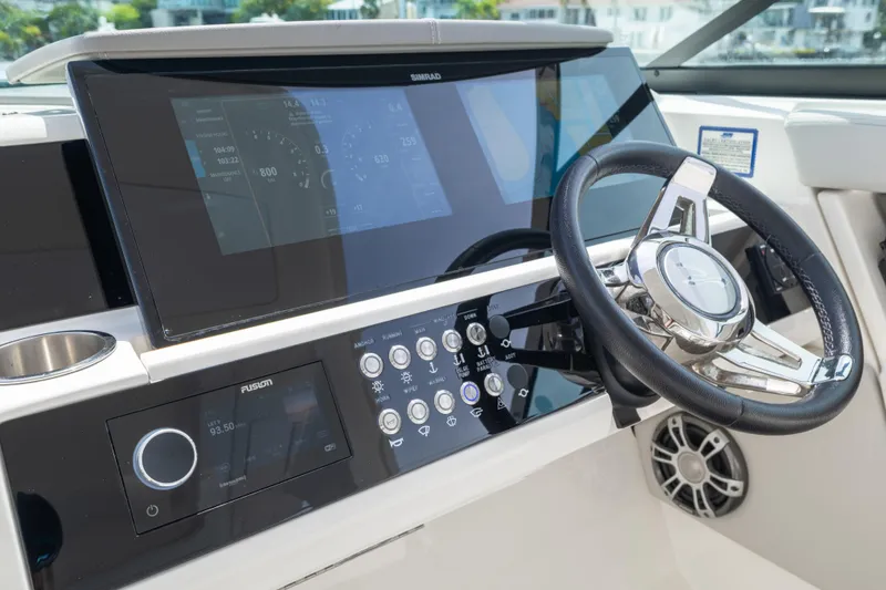 Slide: The Image of Sea Ray SLX 350 Outboard 2023 - 32