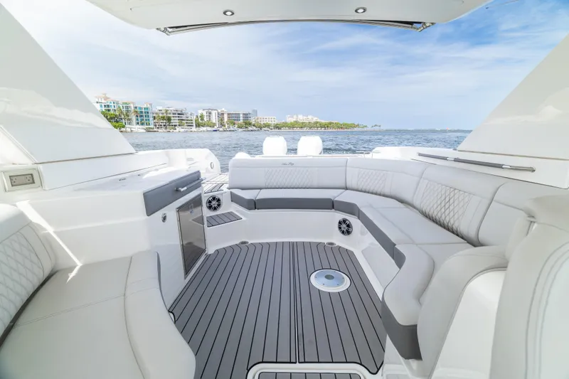Slide: The Image of Sea Ray SLX 350 Outboard 2023 - 36