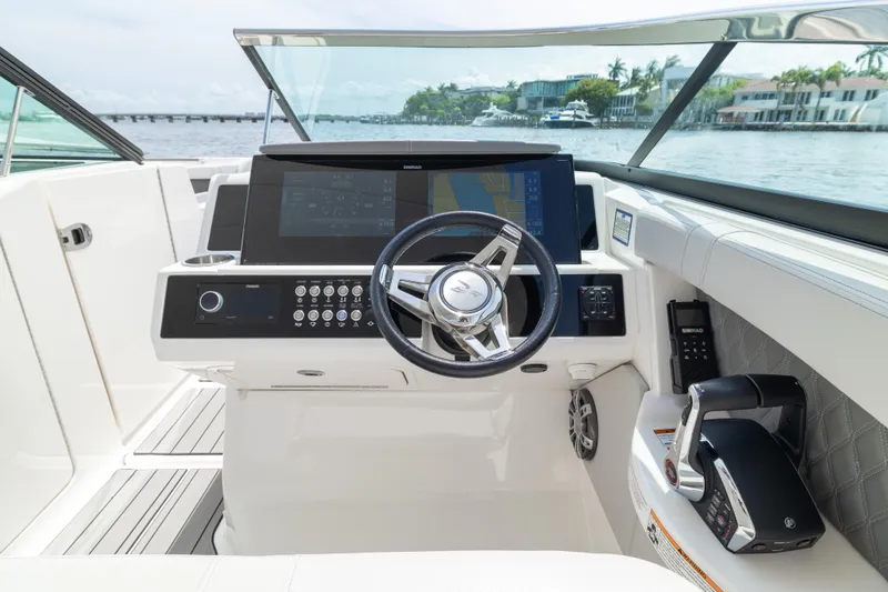 Slide: The Image of Sea Ray SLX 350 Outboard 2023 - 33