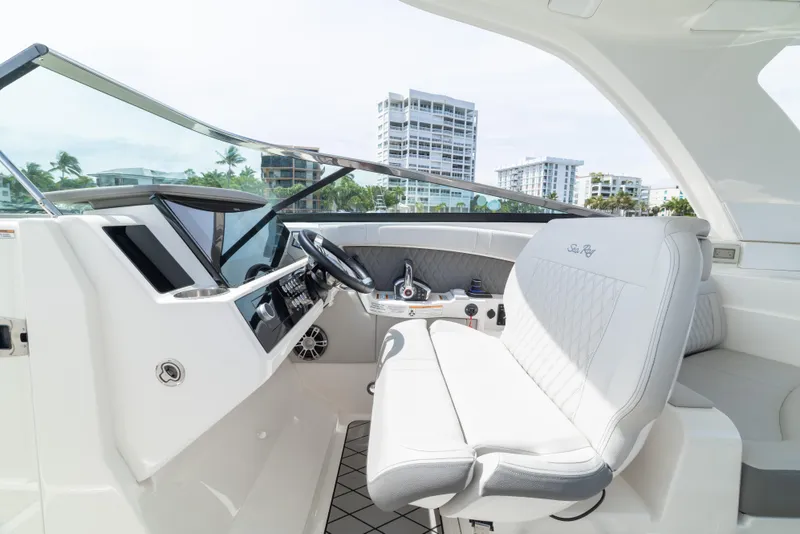 Slide: The Image of Sea Ray SLX 350 Outboard 2023 - 30