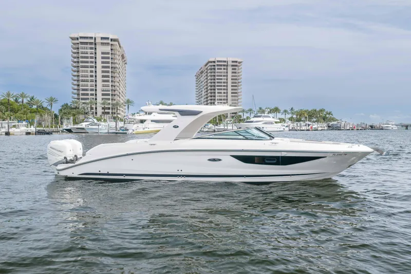 Slide: The Image of Sea Ray SLX 350 Outboard 2023 - 3