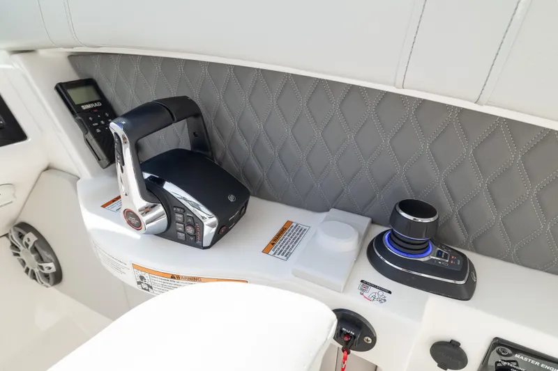 Slide: The Image of Sea Ray SLX 350 Outboard 2023 - 34
