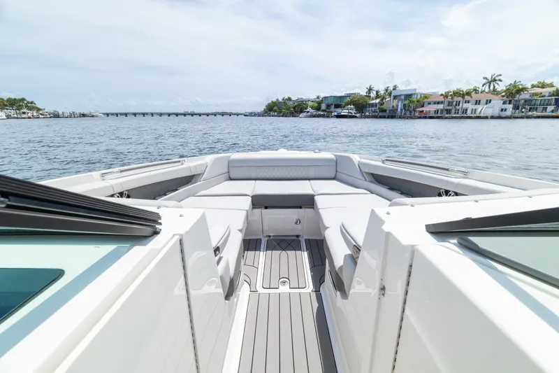 Slide: The Image of Sea Ray SLX 350 Outboard 2023 - 22