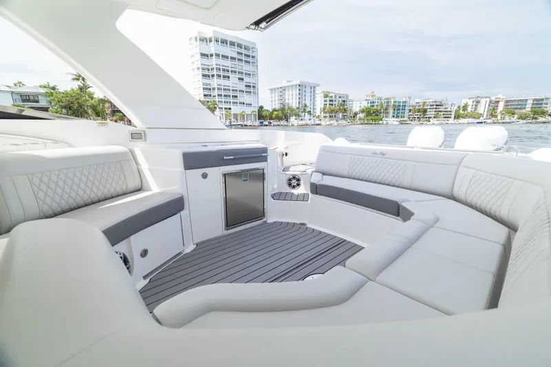 Slide: The Image of Sea Ray SLX 350 Outboard 2023 - 38