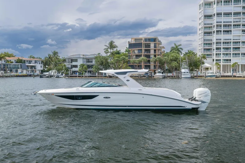 Slide: The Image of Sea Ray SLX 350 Outboard 2023 - 2