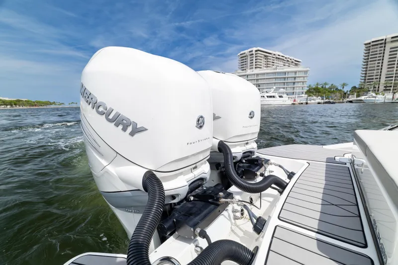 Slide: The Image of Sea Ray SLX 350 Outboard 2023 - 47