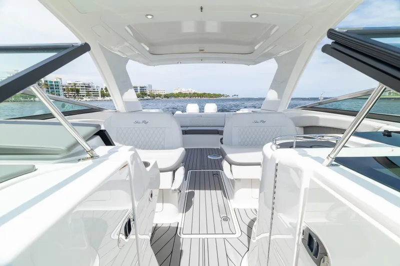 Slide: The Image of Sea Ray SLX 350 Outboard 2023 - 26