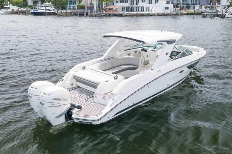 Slide: The Image of Sea Ray SLX 350 Outboard 2023 - 13