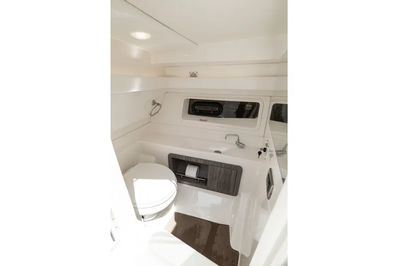 Slide: The Image of Sea Ray SLX 350 Outboard 2023 - 50