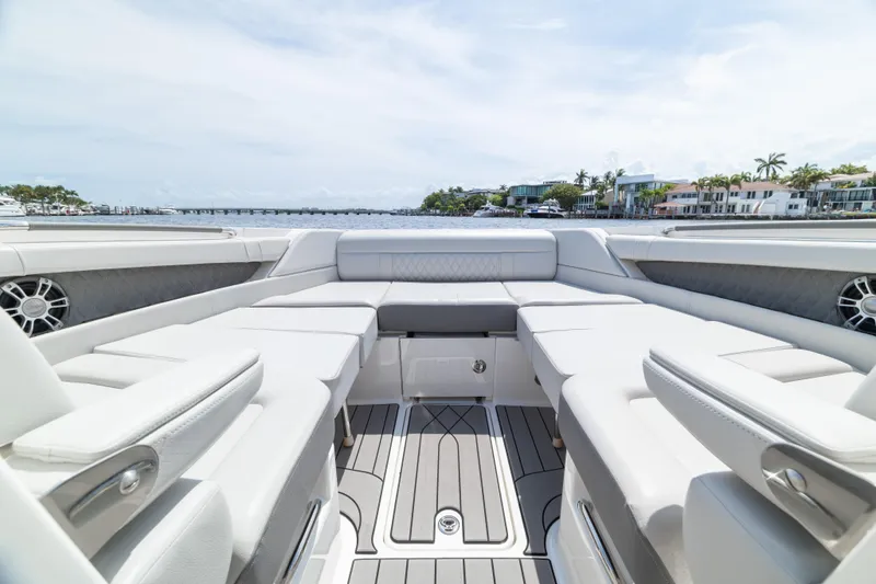 Slide: The Image of Sea Ray SLX 350 Outboard 2023 - 23