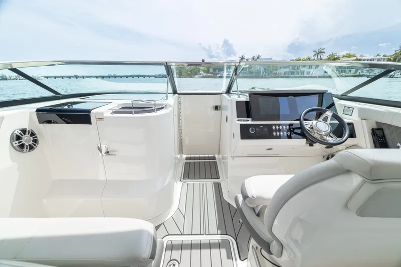 Slide: The Image of Sea Ray SLX 350 Outboard 2023 - 27