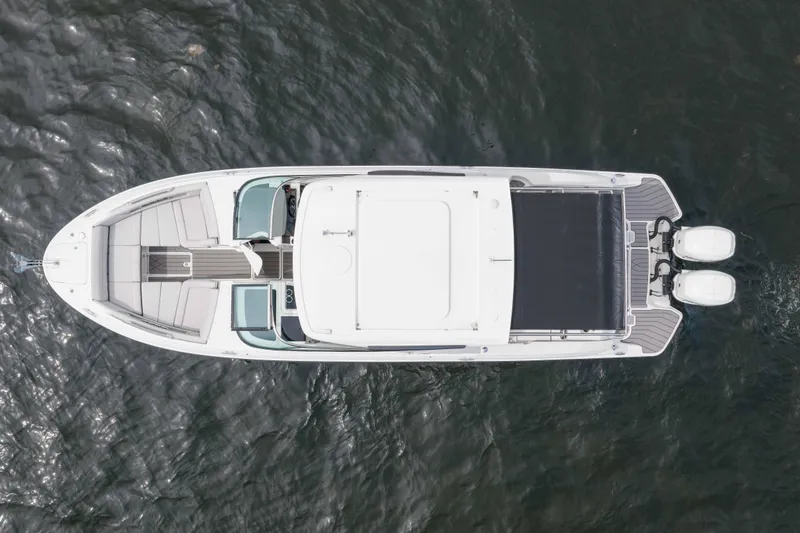 Slide: The Image of Sea Ray SLX 350 Outboard 2023 - 16