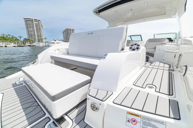 Slide: The Image of Sea Ray SLX 350 Outboard 2023 - 44