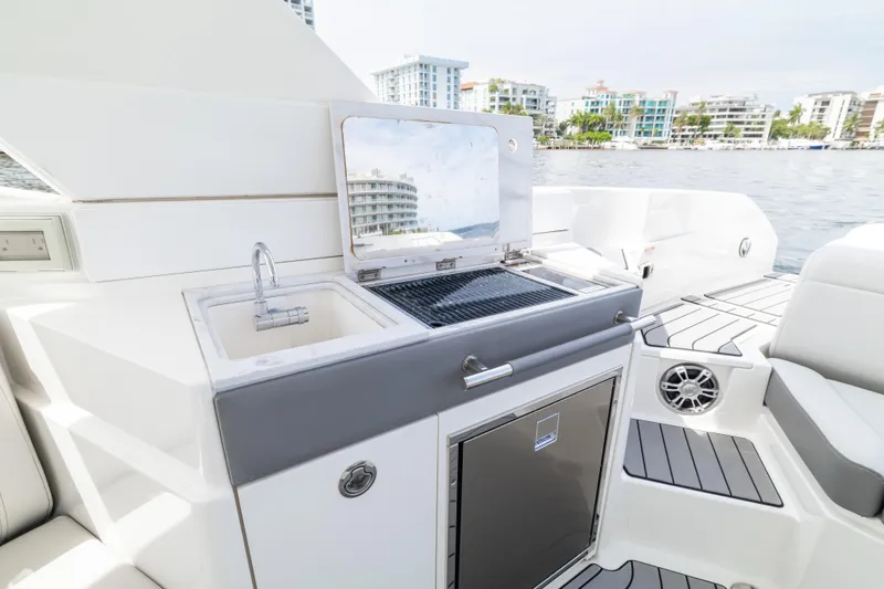 Slide: The Image of Sea Ray SLX 350 Outboard 2023 - 43
