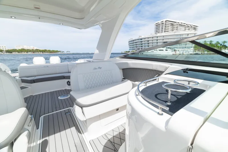 Slide: The Image of Sea Ray SLX 350 Outboard 2023 - 29