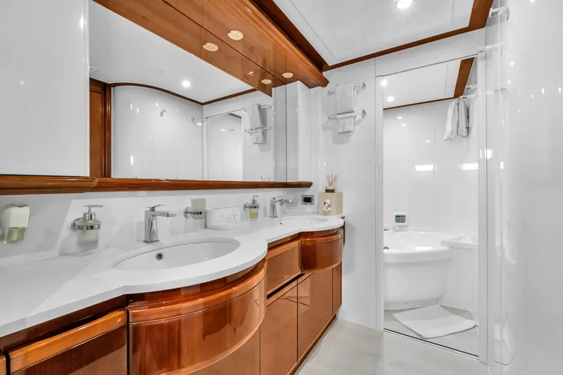 Slide: The Image of Ferretti Custom Line 94 2002 - 95