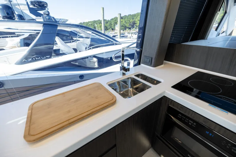 Slide: The Image of Galeon 510 SKY 2025 - 22