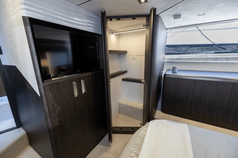 Slide: The Image of Galeon 510 SKY 2025 - 31