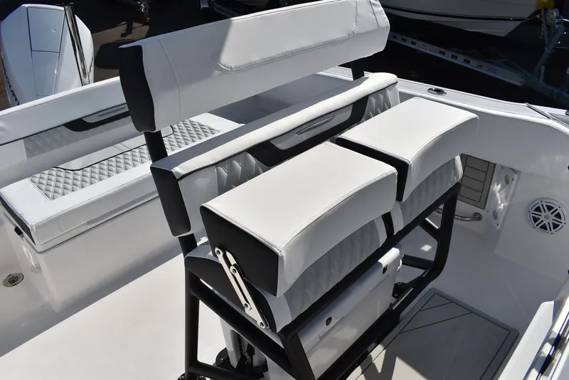 Slide: The Image of Blackfin 222CC 2025 - 18