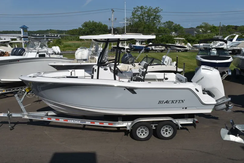 Slide: The Image of Blackfin 222CC 2025 - 6